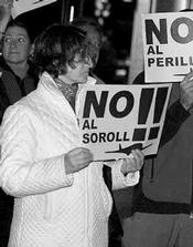 Manifestaci&oacute;n en la puerta del pleno municipal de Gav&agrave; (18 de noviembre de 2004)